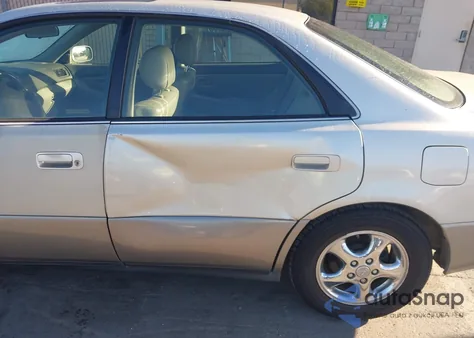 1998 Lexus Es 300 from USA, damaged, VIN JT8BF28G0W5026161